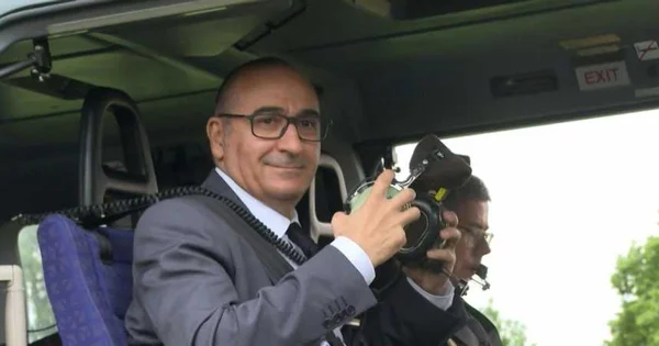 Laurent Nuñez à bord d'un hélicoptère survolant la zone du Teknival.