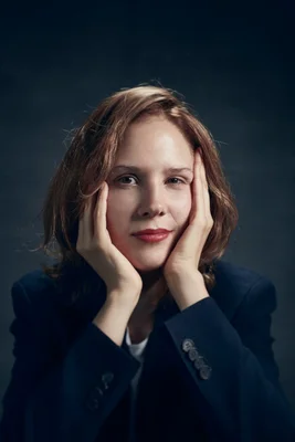 Justine Triet, réalisatrice d'Anatomie d'une chute, en portrait studio.