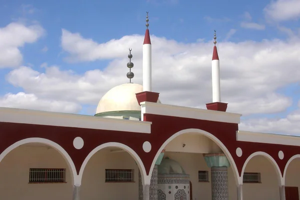 Vue extérieure de la mosquée d'Agen avec son dôme et ses minarets.