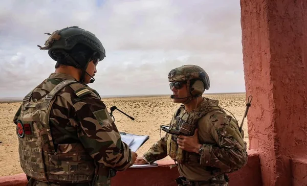 Deux soldats américains en tenue de combat dans le désert, participant à l'exercice African Lion au Maroc.