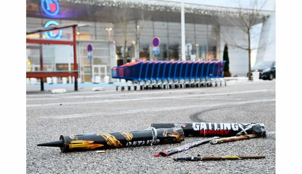 Débris de mortiers et feux d'artifice après des heurts lors d'un rassemblement illégal de tuning dans l'Ain.