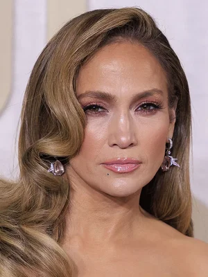 Gros plan lumineux de Jennifer Lopez.