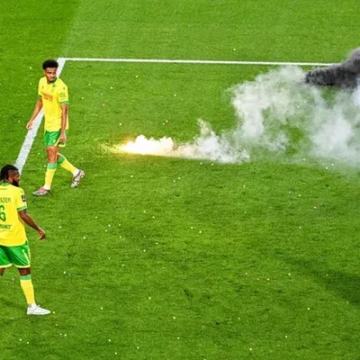 Fumigènes sur la pelouse de la Beaujoire lors de l'arrêt du match Nantes-Toulouse.