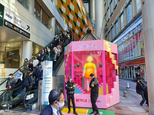 Installation promotionnelle de Squid Game à Shibuya, Tokyo.