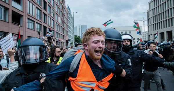 Shane O'Brien immobilisé par les forces de l'ordre durant une manifestation pour Gaza à Berlin.