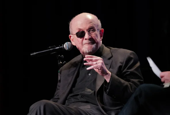 Salman Rushdie s'exprimant lors d'une conférence ou d'un entretien.