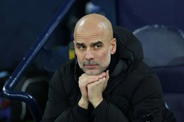 Pep Guardiola affichant une expression pensive lors d'un match.