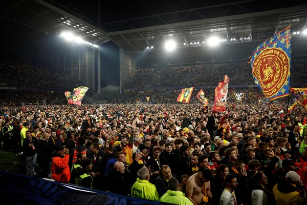 Foule de supporters du RC Lens au Stade de France lors de la finale historique.