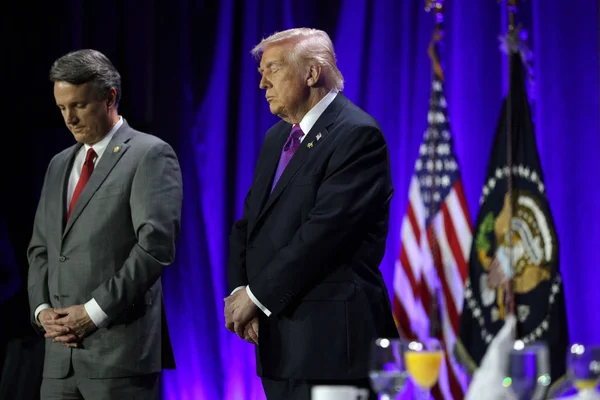 Donald Trump en prière lors d'un rassemblement à Washington.