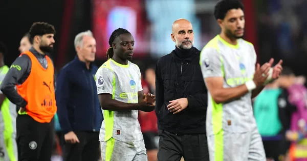 Pep Guardiola entouré de ses joueurs après un match.