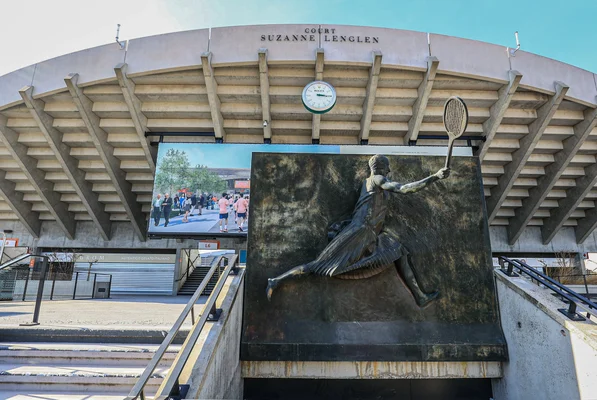 Le court Suzanne-Lenglen avec sa sculpture emblématique et son écran géant.