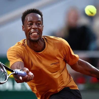 Gaël Monfils en pleine action à Roland-Garros.