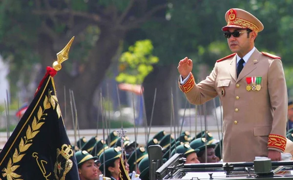 Le prince héritier Moulay El Hassan saluant la foule lors des célébrations de l'anniversaire des Forces Armées Royales (FAR).