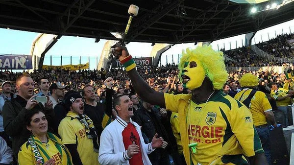 Supporters nantais envahissant le terrain, en liesse.