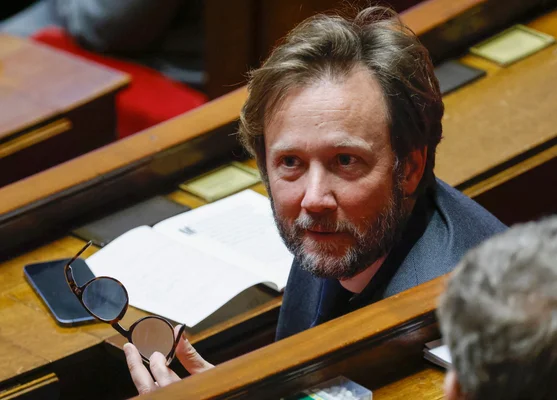 Boris Vallaud dans son bureau, entouré de documents.