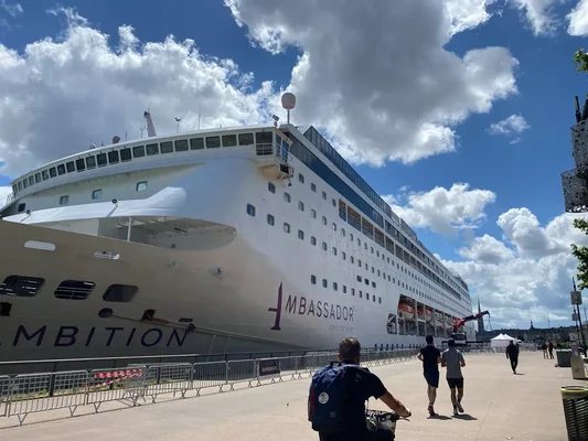 Le paquebot Ambition immobilisé à quai à Bordeaux après la suspicion d'épidémie de gastro-entérite.