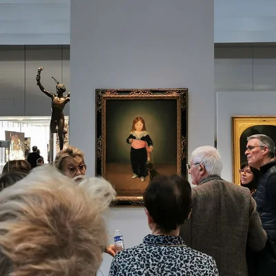 Visiteurs admirant une œuvre d'art dans la Galerie du Temps du Louvre-Lens.