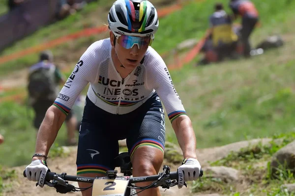 Pauline Ferrand-Prévot évoluant en VTT sous les couleurs de l'équipe Ineos Grenadiers.