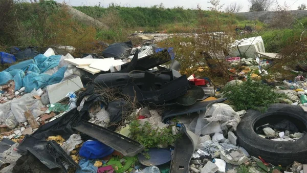 Décharge illégale de déchets toxiques dans la « Terre des feux ».