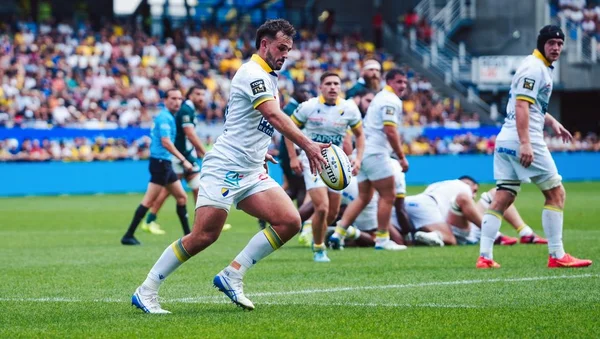 Joueur de l'ASM Clermont en action avec le ballon lors du match contre la Section Paloise.