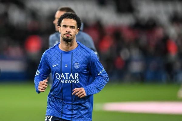 Warren Zaïre-Emery en action avec le maillot n°33 du PSG.