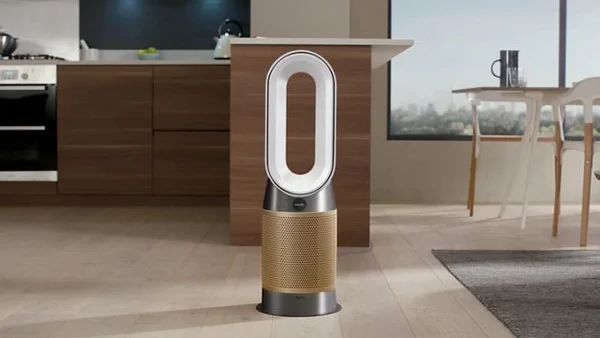 Purificateur Dyson Hot+Cool dans un salon moderne avec visualisation du flux d'air.