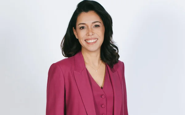 Sophia Chikirou, portrait officiel en studio, vêtue d'un ensemble magenta.
