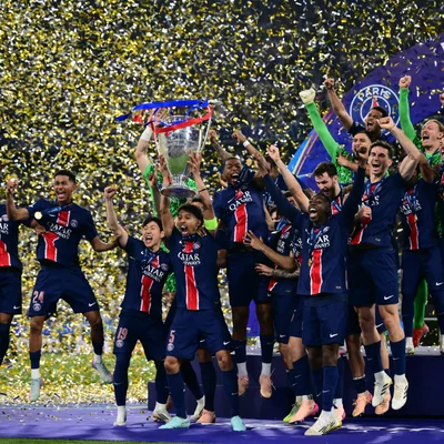 Les joueurs du PSG célèbrent leur première Ligue des champions, trophée levé sous les confettis.
