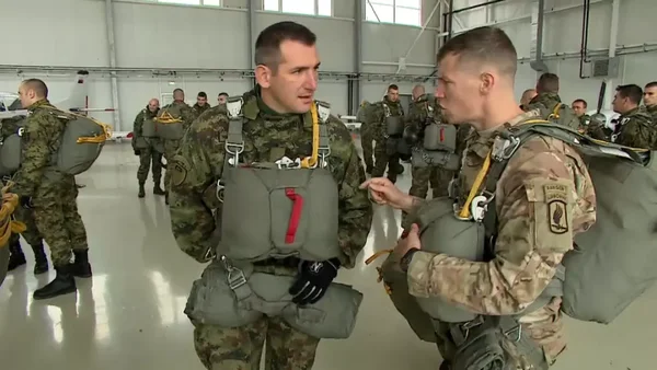 Soldats serbes en tenue de parachutiste s'entraînant dans un hangar.