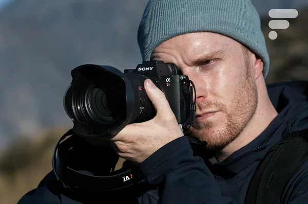 Un photographe utilisant un Sony Alpha 7R VI lors d'une séance de prise de vue.