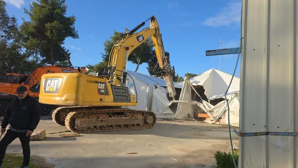Engin de chantier près des tentes de l'UNRWA à Jérusalem-Est.
