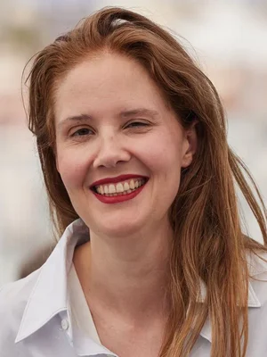 Justine Triet, réalisatrice d'Anatomie d'une chute, photographiée en portrait souriant.