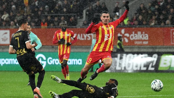 Action sous la pluie entre Bastia et le Red Star, match interrompu après un jet de fumigène.