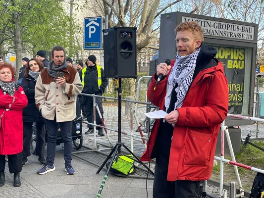 L'activiste Shane O'Brien s'adressant à une foule lors d'un rassemblement à Berlin.