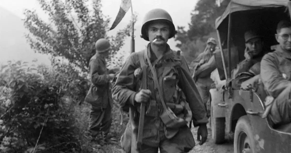 Soldats du bataillon français de Corée pendant la guerre, photographiés en noir et blanc.