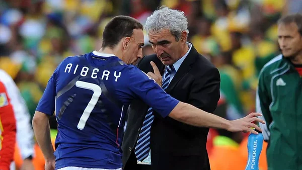 Franck Ribéry (n°7) et Raymond Domenech en discussion sur le terrain.