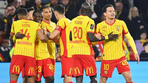 Les joueurs du RC Lens célèbrent leur victoire sur la pelouse du Stade de France.