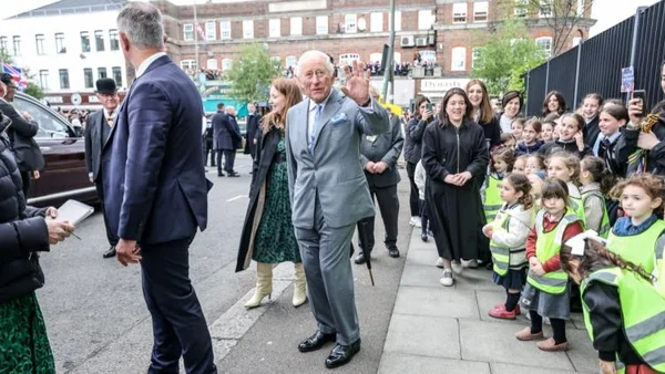 Le roi Charles III saluant des écoliers lors de sa visite à Londres après les attaques antisémites.