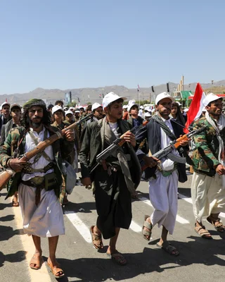 Membres des Houthis armés lors d'un défilé au Yémen.