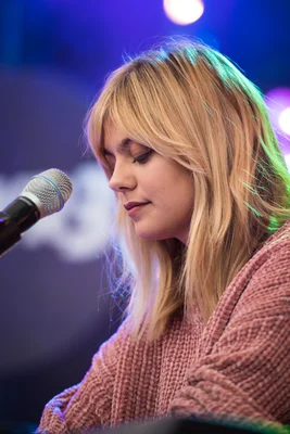 Louane Emera de profil au SWR3 New Pop Festival 2017, sous éclairage bleu et vert.