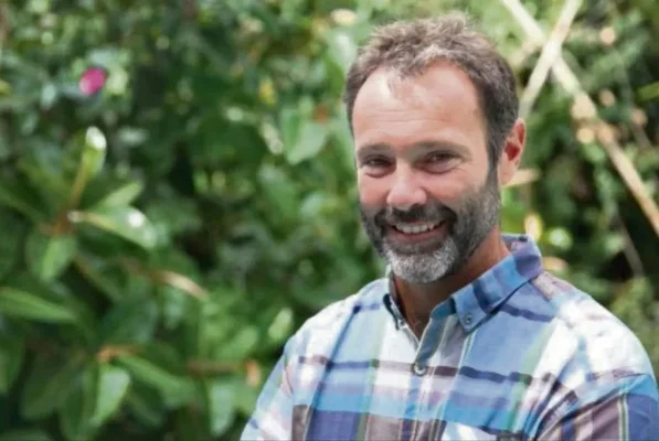Christophe Cassou, climatologue, photographié dans un jardin.
