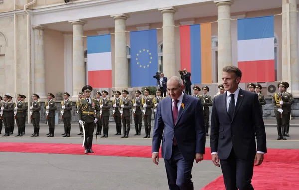 Emmanuel Macron et le Premier ministre arménien lors de l'accueil officiel à Erevan.