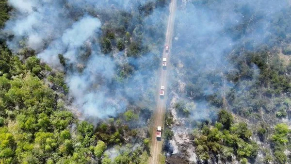 Vue aérienne des fumées et des véhicules d'intervention lors de l'incendie du camp de Suippes.