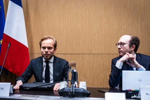 Le président et le rapporteur de la commission d'enquête sur l'audiovisuel public lors d'une séance.