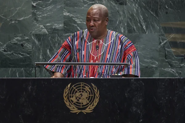 Un délégué en tenue traditionnelle s'adressant à l'Assemblée générale de l'ONU.