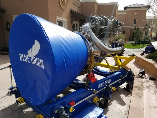 Le moteur BE-4 de Blue Origin (SN 103) sur son chariot de transport, avec le logo de l'entreprise visible.