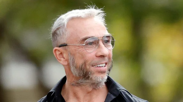 James Holder, cofondateur de Superdry, photographié en gros plan.