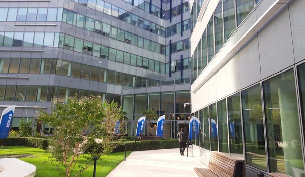 Cour du nouveau siège d'Ecolab en France, avec drapeaux de l'entreprise.