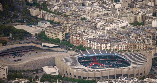 Vue aérienne du Parc des Princes dans Paris.