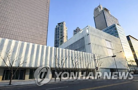 Vue extérieure du Centre Pompidou Hanwha à Séoul, dans son environnement urbain.
